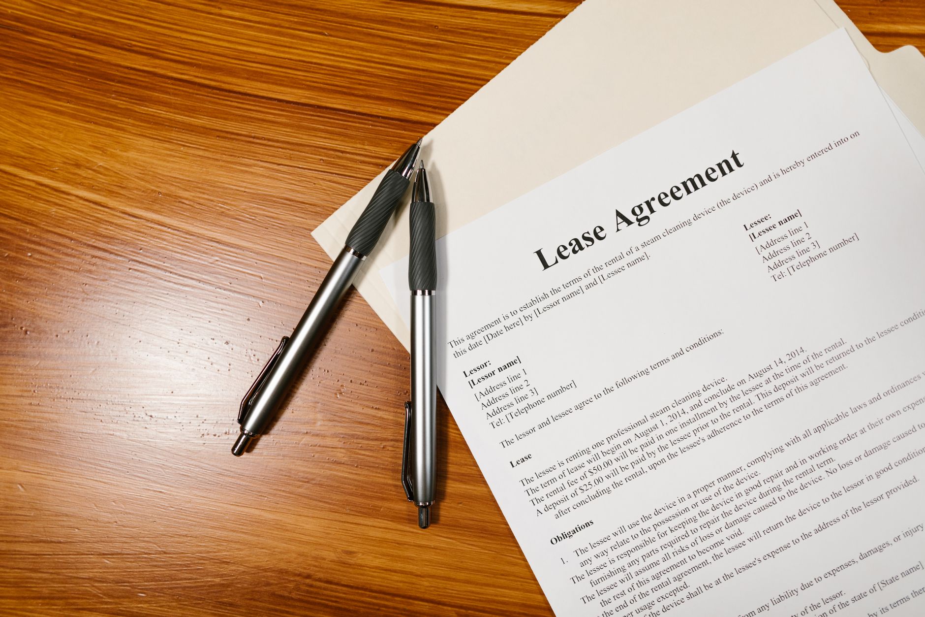 Contrato de arriendo sobre un escritorio