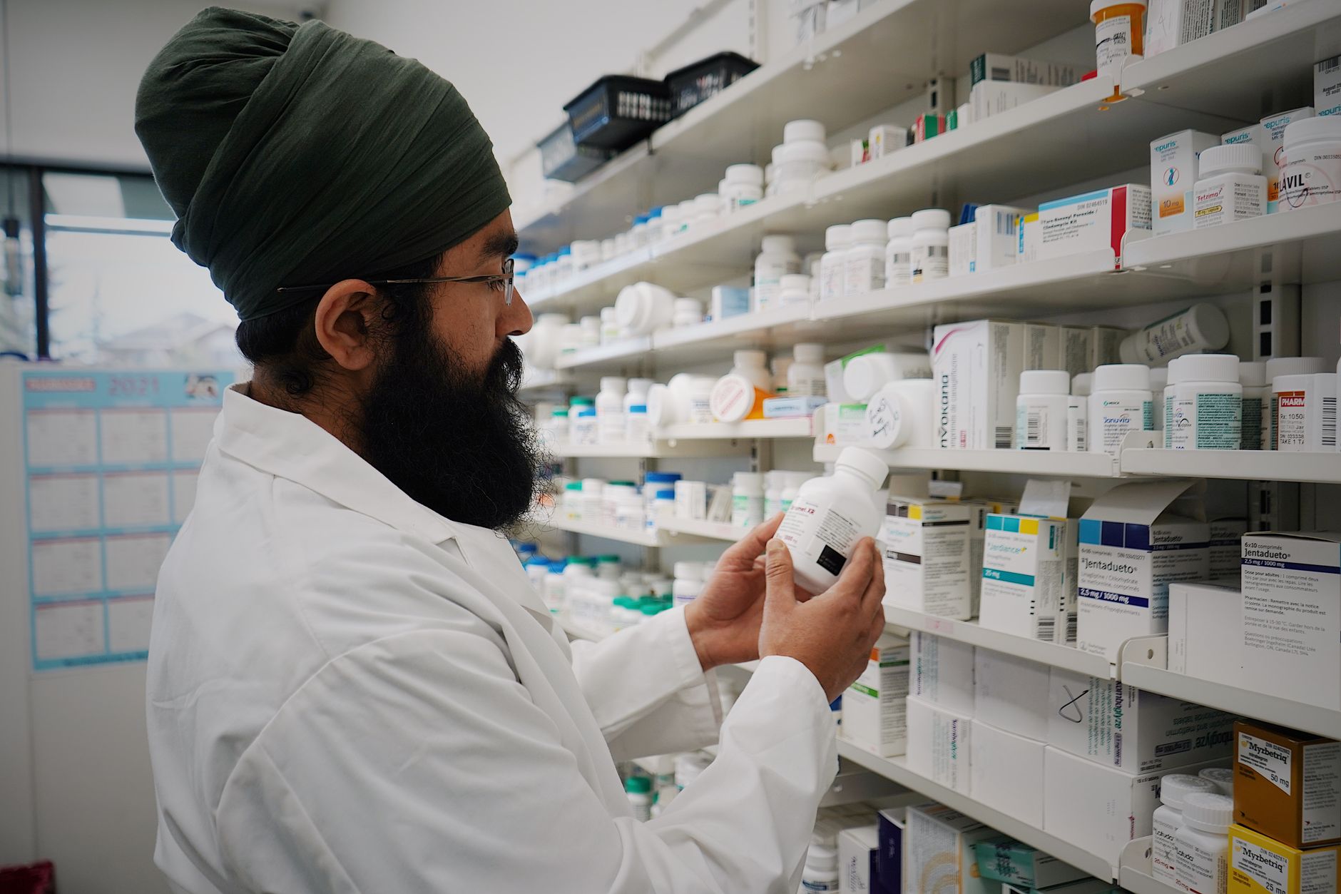 Farmacéutico ordenando estantes en una farmacia