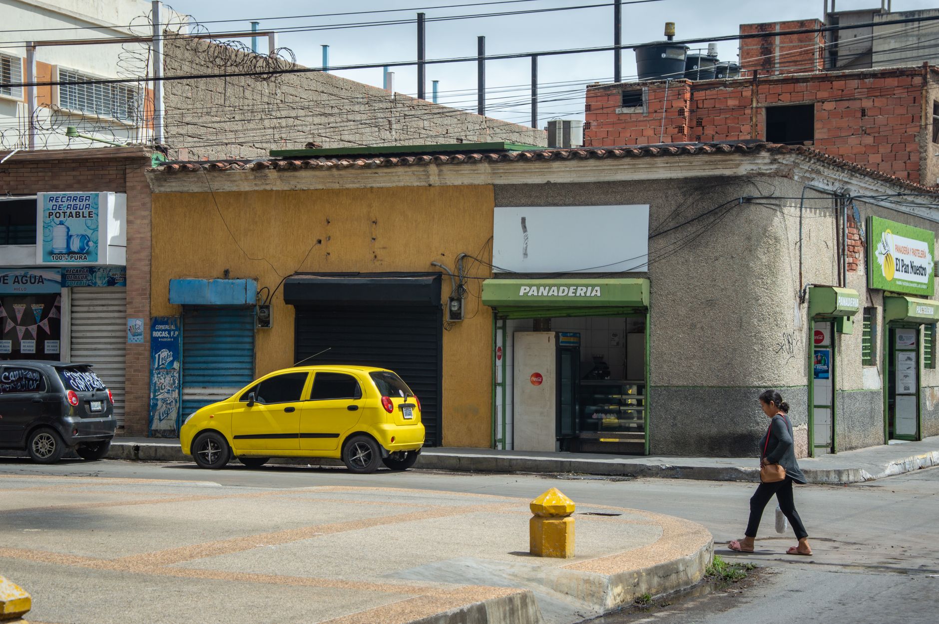 Calle de barrio con almacen y panaderia